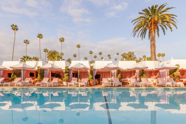 Dior colocou as cores rosa e cinza da última coleção nas cabanas da piscina do The Beverly Hills Hotel / Divulgação/Dorchester Collection