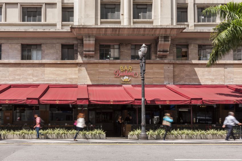 Bar Brahma, localizado em uma das esquinas mais emblemáticas de São Paulo, é um dos estabelecimentos marcantes da cidade / Divulgação