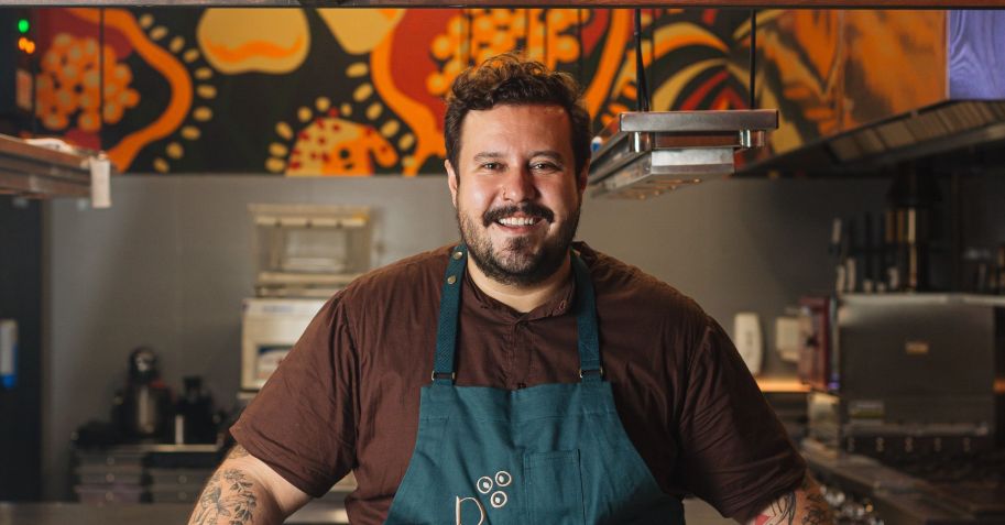 Chef Caio Soter, do Pacato, participa do projeto "Panelas Abertas", em formato de ateliê aberto / Divulgação
