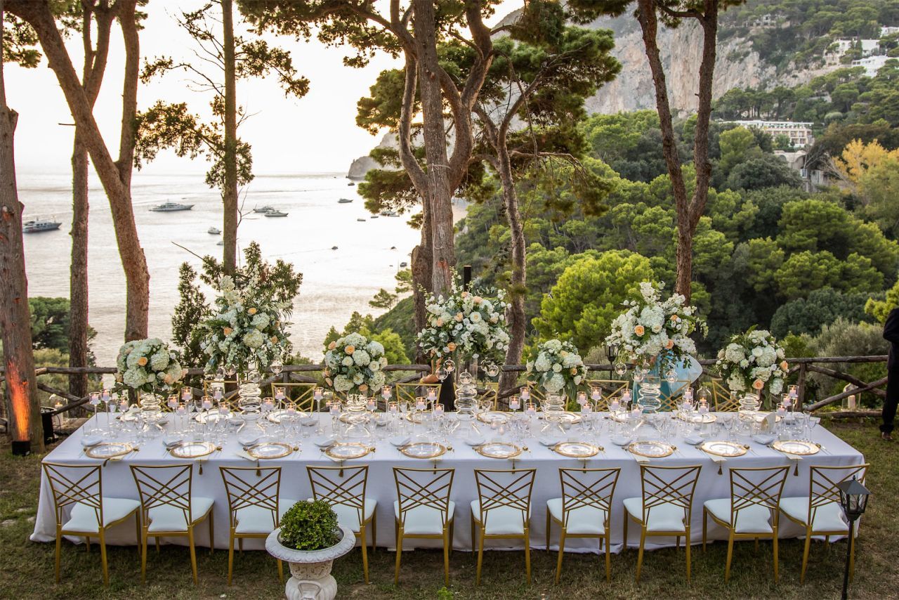 Aperfeiçoar toalhas de mesa e decoração não é o único trabalho de um planejador de casamentos de destino, eles também têm que gerenciar relacionamentos familiares. Aqui está um casamento em Capri planejado por Giorgia Fantin Borghi. / Ivano Losito/Giorgia Fantin Borghi