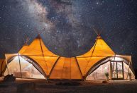 Acampamento de luxo recebe credencial que garante céu estrelado na hospedagem