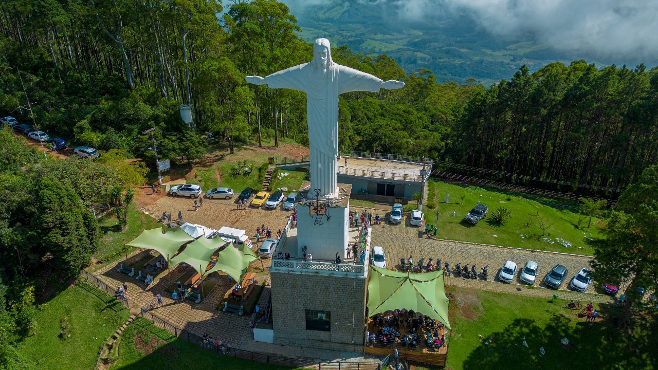 Cristo de Poços de Caldas (MG) tem 30 metros no total e celebrou 65 anos em 2023 • Reprodução/Prefeitura Poços de Caldas