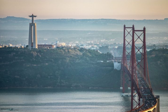 Ao lado da Ponte 25 de Abril, o Santuário do Cristo Rei, vizinho a Lisboa, tem monumento de 110 metros de altura, sendo 28 da imagem de Jesus e 82 metros do pedestal / Pxfuel