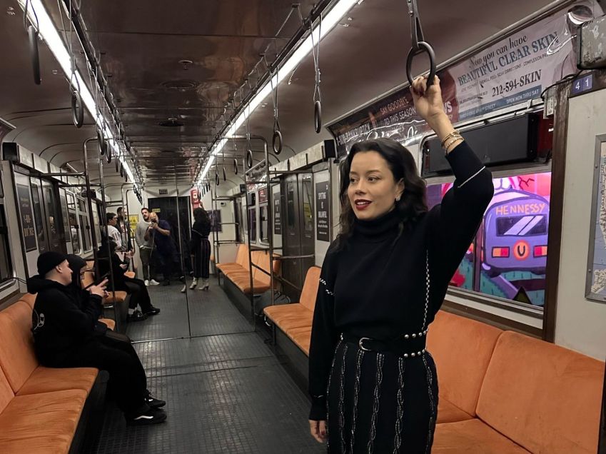 Daniela Filomeno no "metrô" do Uptown, que antecede entrada no salão principal / CNN Viagem & Gastronomia