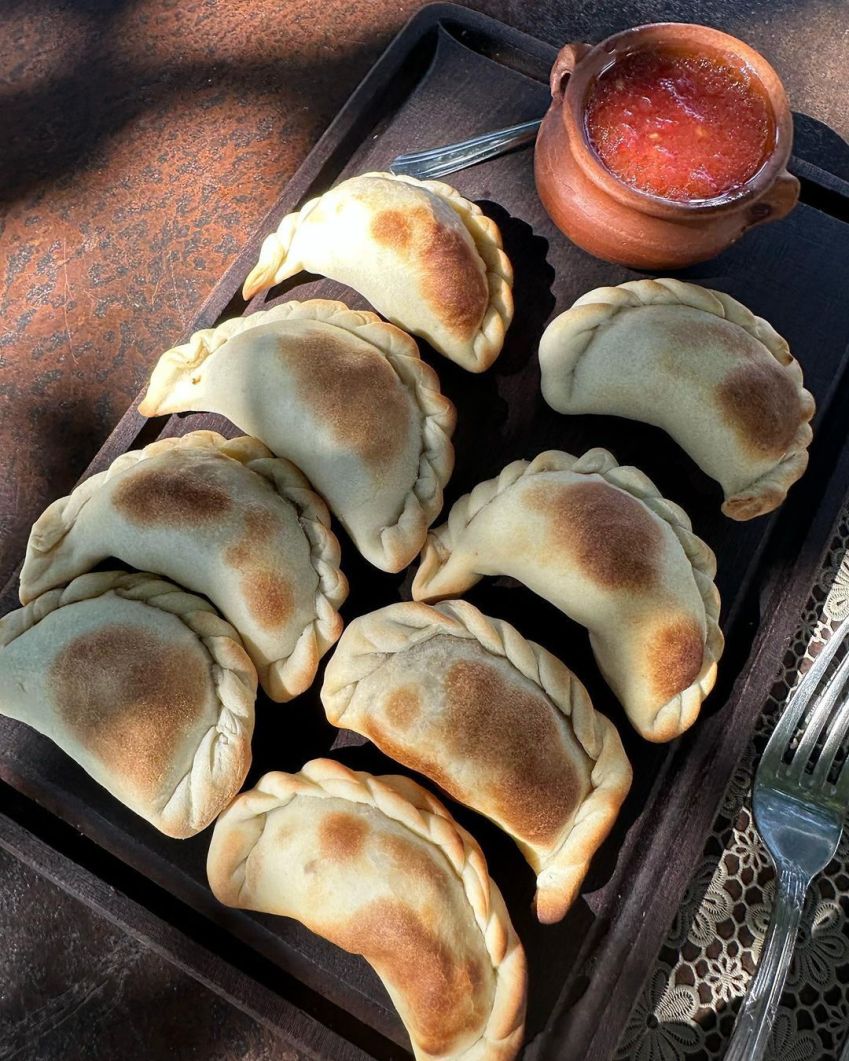 Típicas empanadas salteñas do La Table de House of Jasmines /