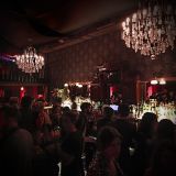 Balcão com grandes lustres do Frank&#039;s, bar em Buenos Aires