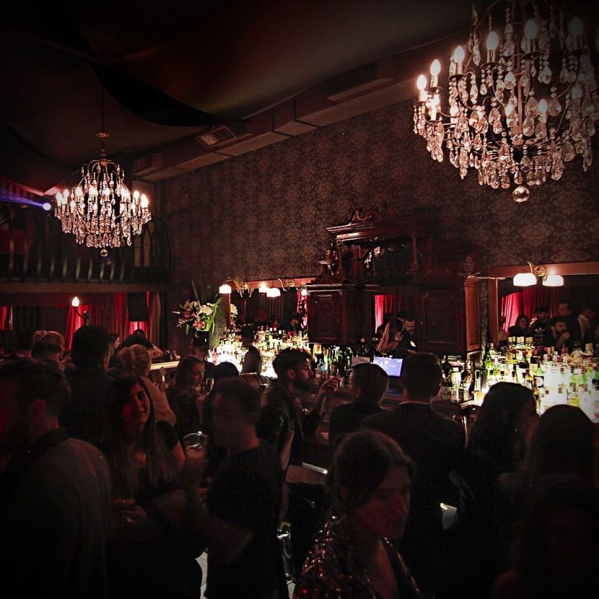Frank's é bar no estilo speakeasy que leva a alcunha de secreto ao pé da letra / Reprodução/Instagram