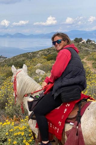 "Hydra é uma ilha que realmente leva você de volta no tempo", diz a moradora Harriet Jarman / Arquivo Pessoal/Harriet Jarman