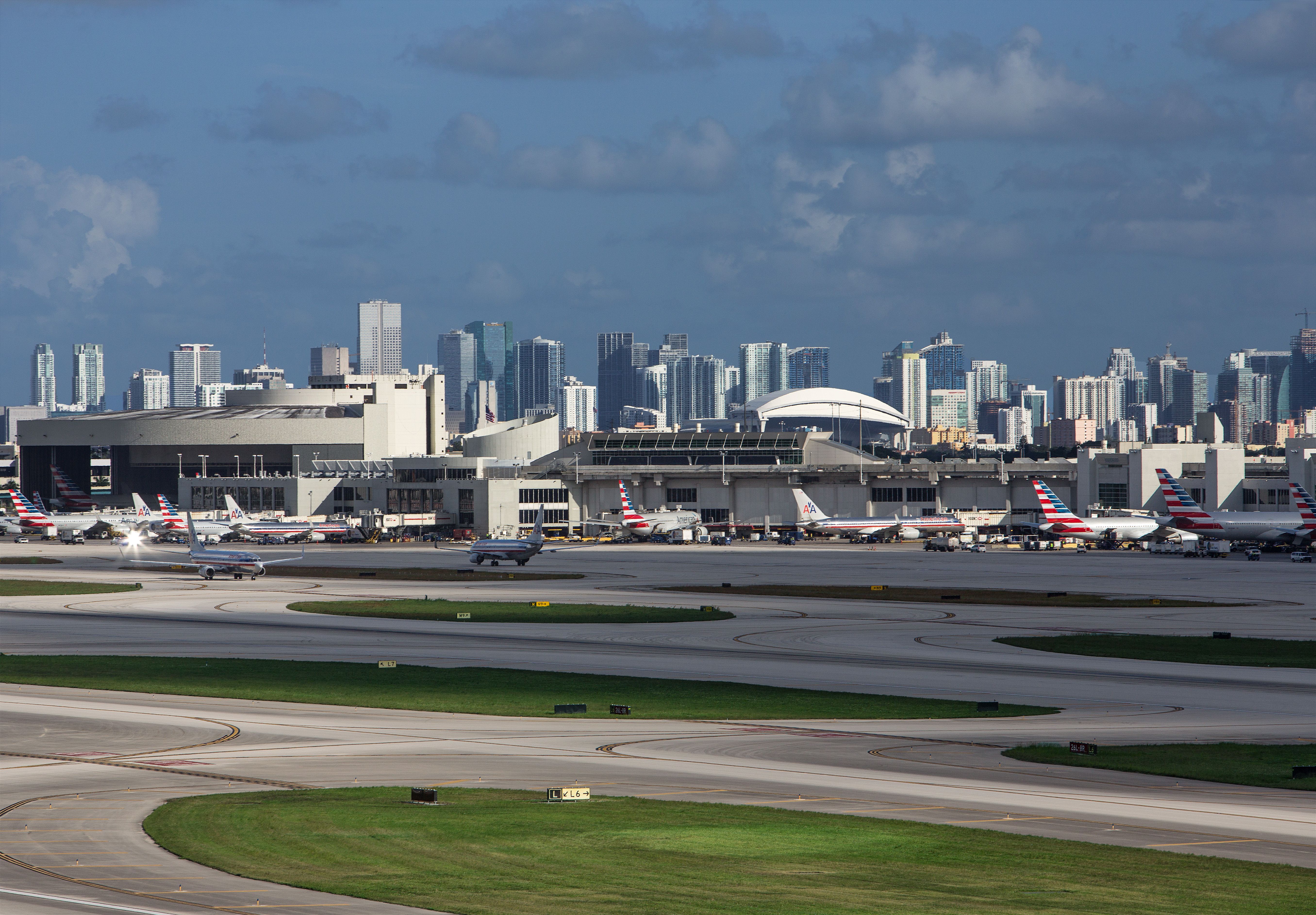Pistas e pátio dos aviões do Aeroporto Internacional de Miami / Joe Pries