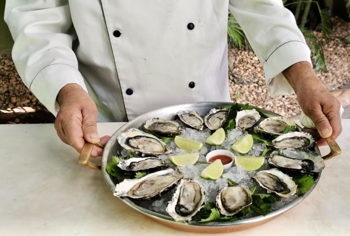 Amadeus tem cultivo próprio de ostras e as serve como entrada com limão / Ricardo D'Angelo