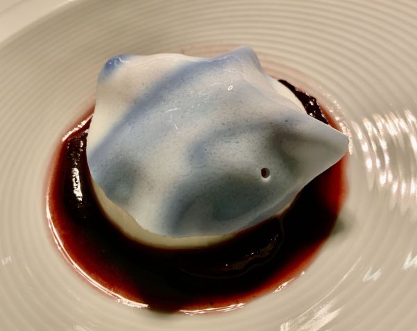 Panacota de iogurte de ovelha com balsâmico de jabuticaba e alho negro e véu de jenipapo / Saulo Tafarelo