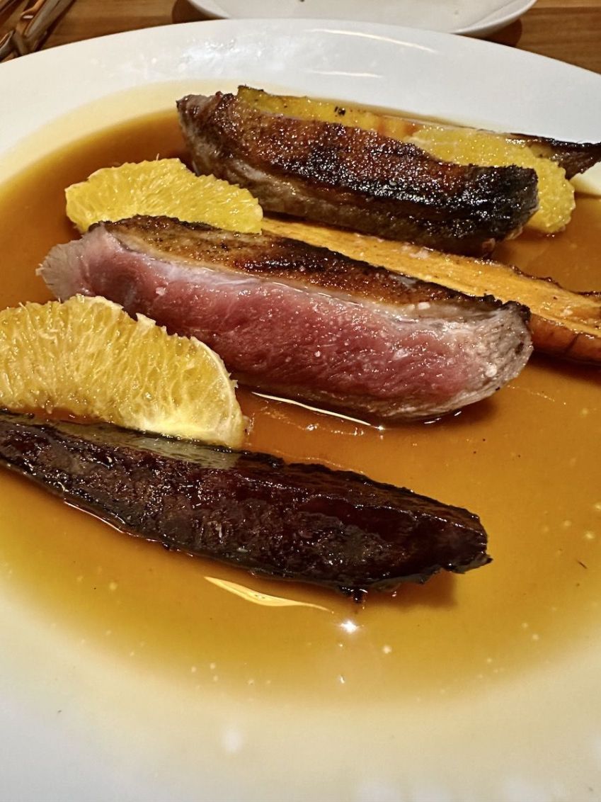 Magret de pato criado solto na brasa, glacê, cenouras confitadas e laranja / Tina Bini