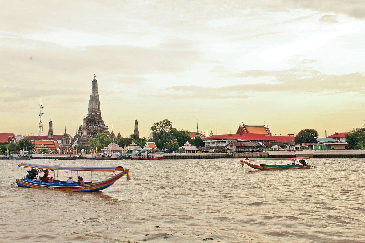 Barcos no Rio Chao Phraya com o templo Wat Arun ao fundo / Wikimedia Commons