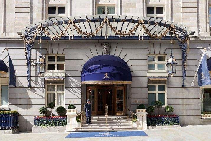 Entrada do Ritz, centenário hotel londrino e um dos mais luxuosos da cidade / Wikimedia Commons