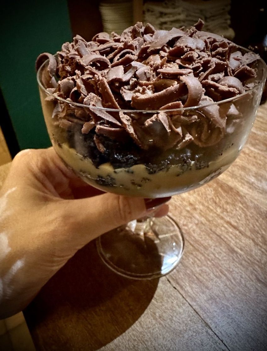 Bolo de chocolate com doce de leite e ganache de chocolate amargo / Tina Bini