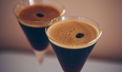 Um café ou um drinque? A relação entre esses dois mundos está mais estreita do que nunca