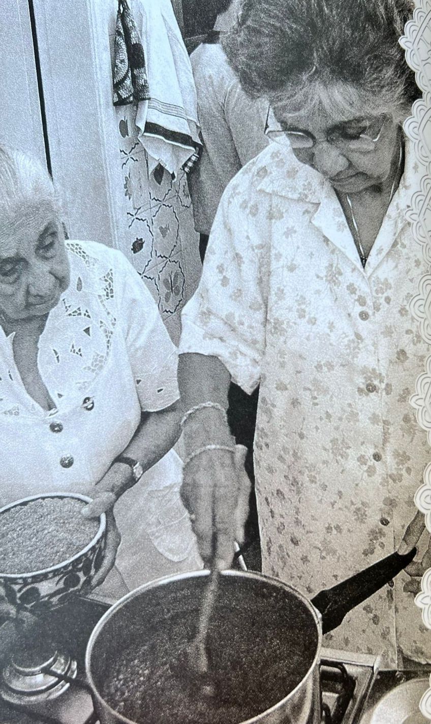 Dona Canô com a filha Mabel Velloso: a festa do caruru acontecia em Santo Amaro sempre no aniversário da matriarca / Reprodução autorizada do livro O Sal é um dom