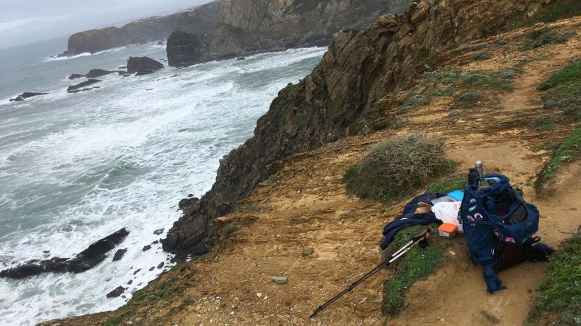 O escritor faz uma pausa para almoçar enquanto caminha pela região do Algarve, em Portugal / James Jeffrey