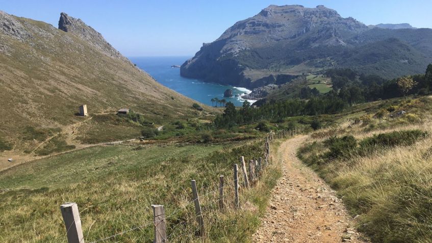 Uma subida no Caminho Norte é recompensada com vistas deslumbrantes da costa circundante / James Jeffrey