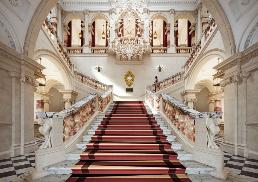 Esta grande escadaria é um dos destaques do Raffles London no The OWO, com inauguração prevista para o final de setembro, em Londres / The OWO