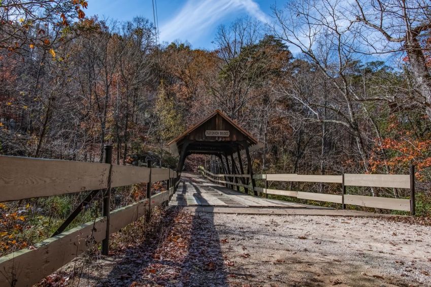 Em Mentone, Alabama, a histórica ponte coberta Old Union Crossing foi originalmente construída em 1863. Esta versão foi reconstruída sobre uma ponte existente em 1980 / Jacqueline Nix/iStock Editorial/Getty Images