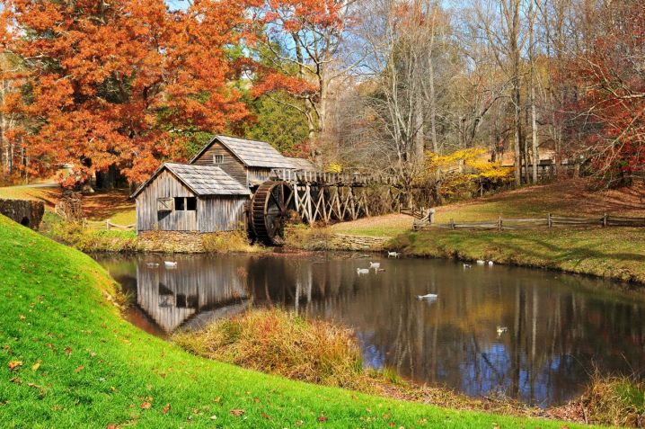O histórico Mabry Mill, na Blue Ridge Parkway, na Virgínia, é um ótimo local para parar e refletir sobre os dias passados / LaserLens/iStockphoto/Getty Images