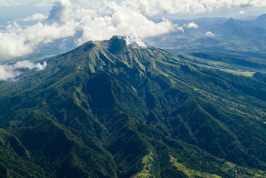 Monte Pelée, um vulcão ativo na ilha francesa da Martinica / J.B. Barret/DEAL Martinique/Courtesy UNESCO World Heritage Nomination Office