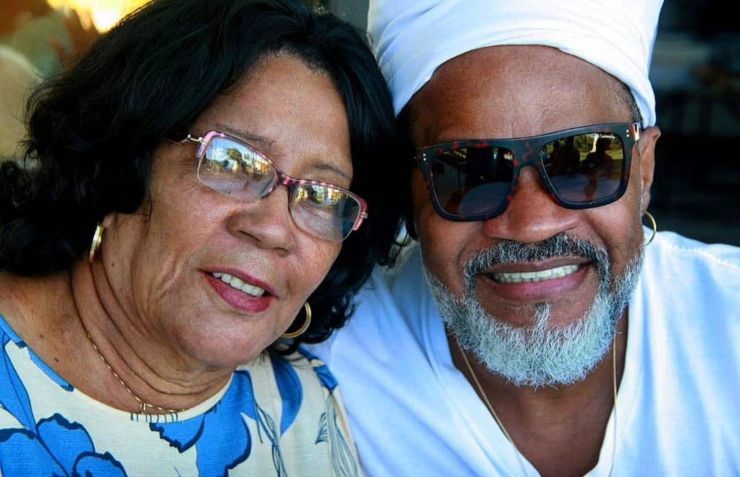 Dona Madá com o filho Carlinhos Brown: no final do ano, ela abre o restaurante Da Madá, em Salvador, com comidas baianas, incluindo o caruru / Arquivo pessoal/ divulgação