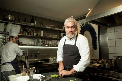 Alex Atala na cozinha do D.O.M