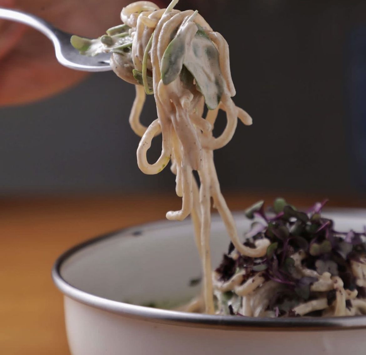 Cacio e pepe da casa leva massa sem glúten de batata doce, creme de pimenta preta, rúcula, purê de azeitona preta e verde e brotos / Reprodução/Instagram
