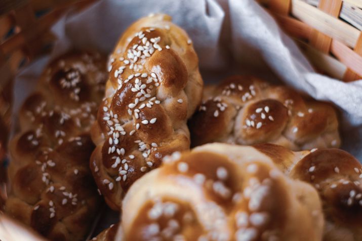 Challah, pão doce trançado, é feito em versão redonda no Ano-Novo judaico para representar o ciclo da vida / Unsplash