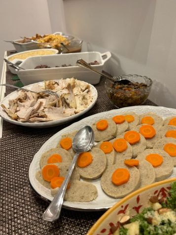 Mesa posta para o Rosh Hashaná com Guefilte fish, um bolinho de peixe feito com carpa, e outras delícias / Amanda Kestelman