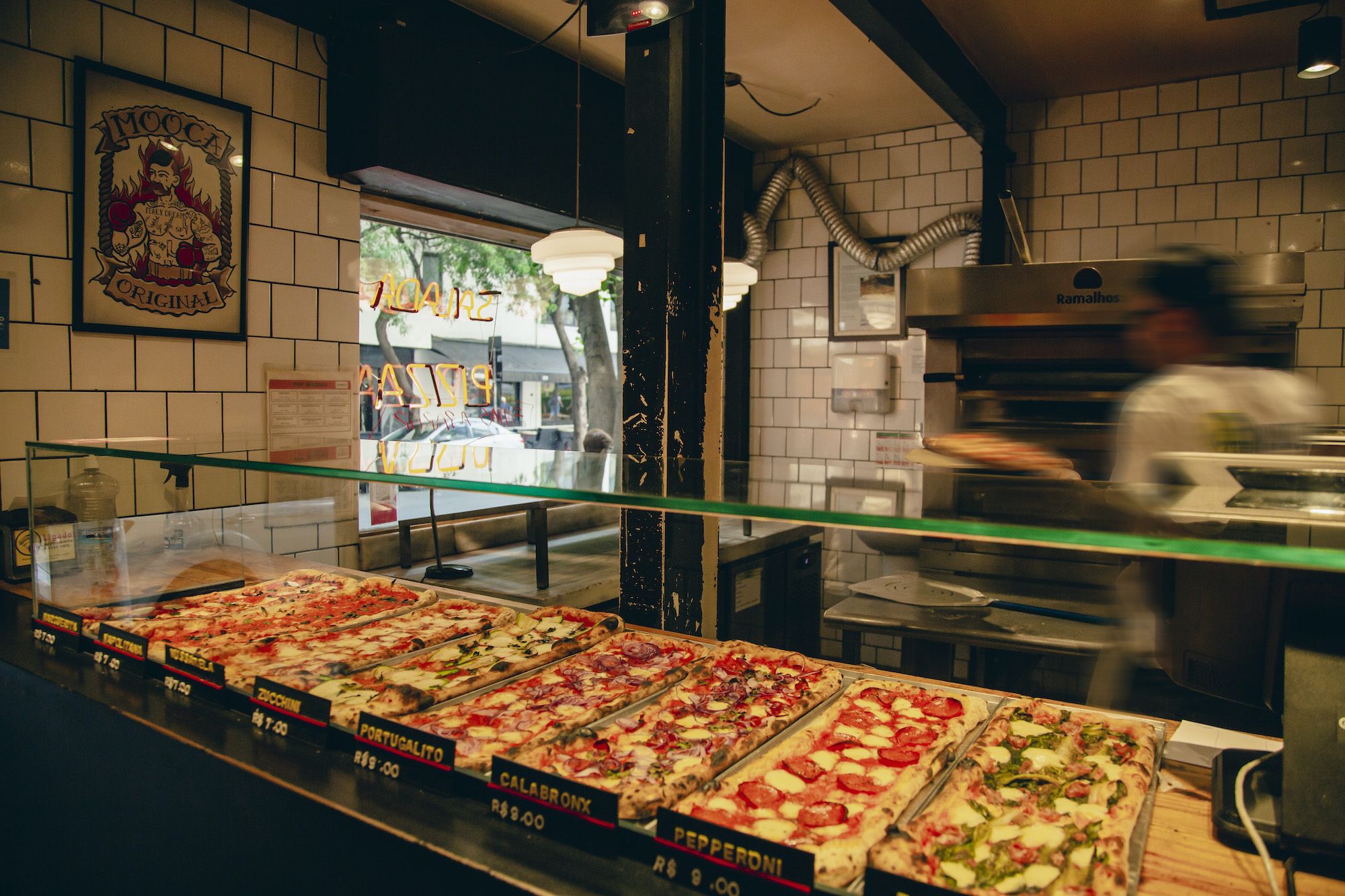 Da Mooca Pizza Shop vende pizzas em pedaços para comer com as mãos / Mário Rodrigues