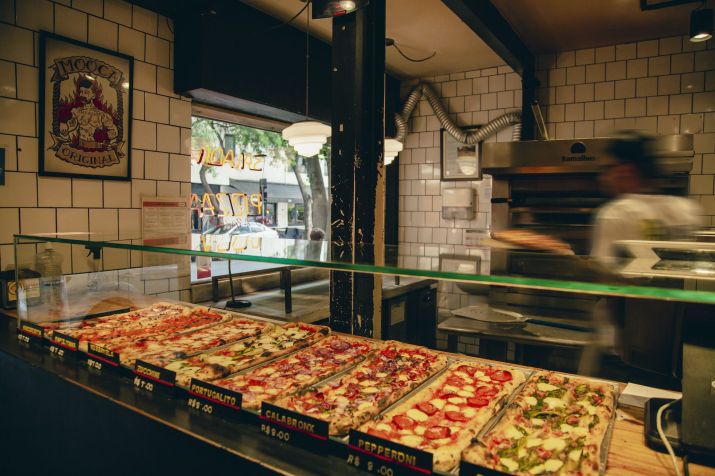 Da Mooca Pizza Shop vende pizzas em pedaços para comer com as mãos / Mário Rodrigues