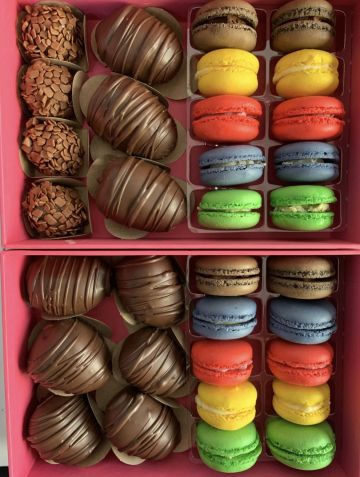 Confeiteira Debora Franzoni oferece diferentes opções de docinhos de festa; brigadeiros, macarons e bombons de frutas cobertos de chocolate ganham destaque / Divulgação