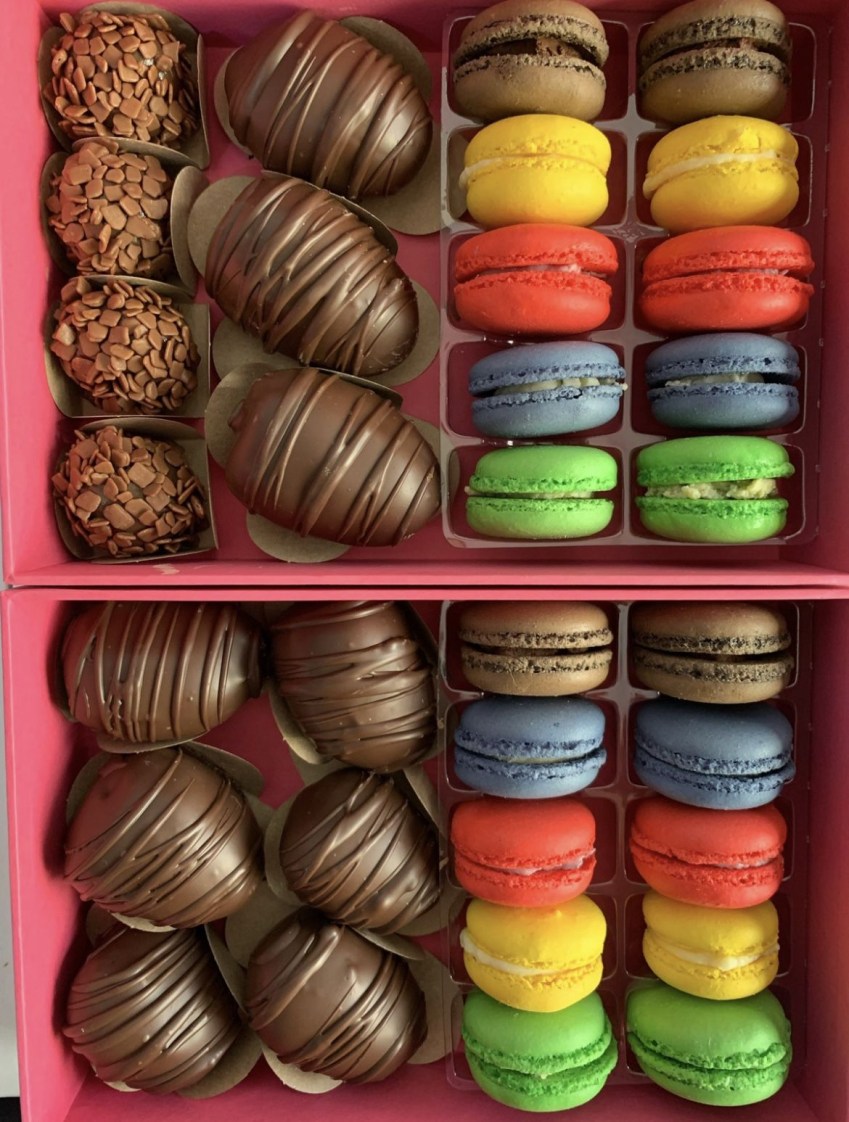 Confeiteira Debora Franzoni oferece diferentes opções de docinhos de festa; brigadeiros, macarons e bombons de frutas cobertos de chocolate ganham destaque / Divulgação