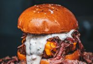 Fôrno, no Centro de SP, se transforma em “House of Pastrami” durante todo o mês de outubro