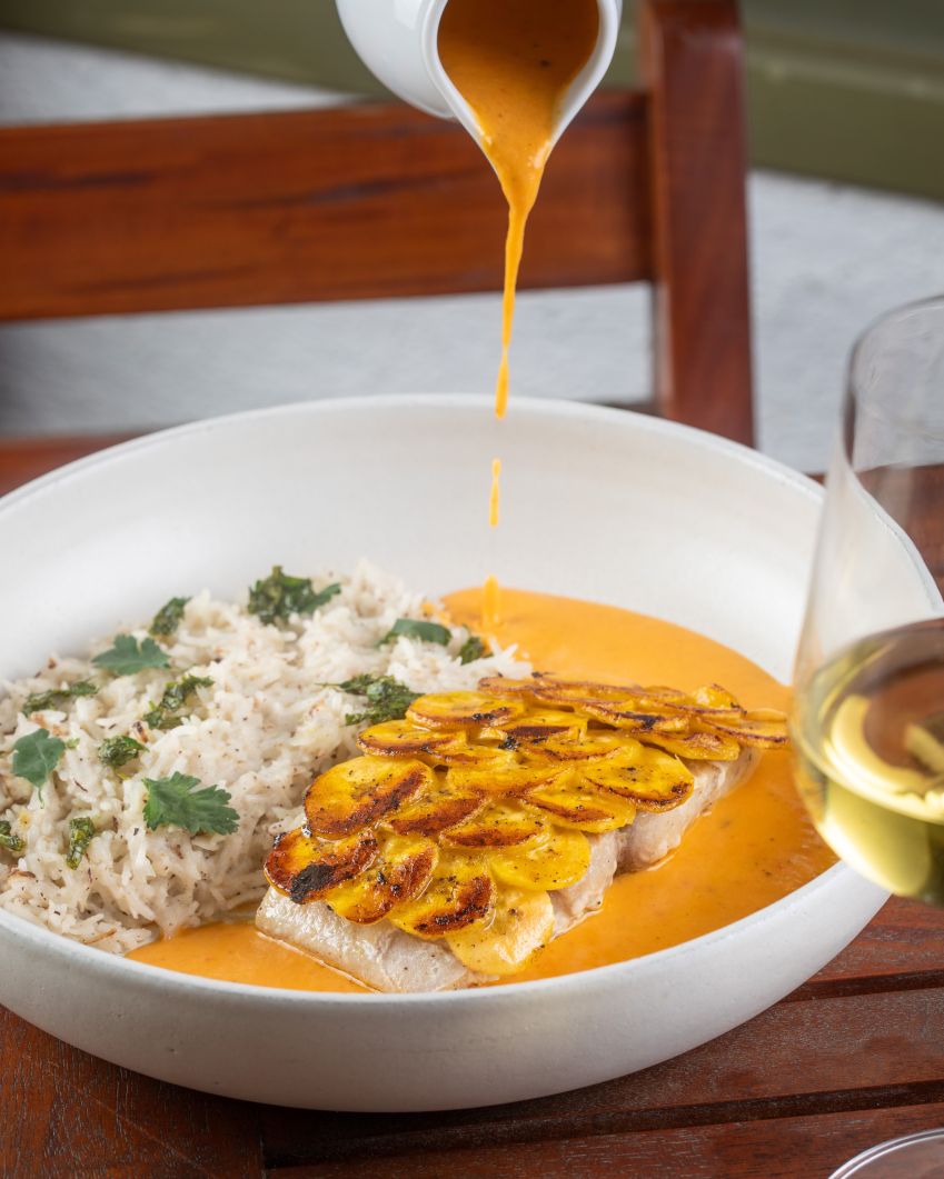 Peixe do dia com escama de banana do Do Sítio Bar e Bistrô / Tomás Rangel