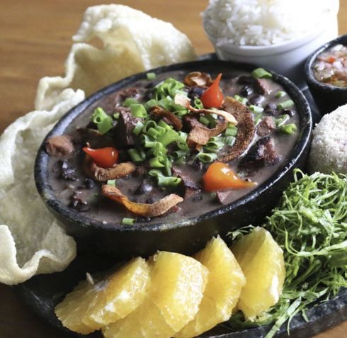 Feijoada 100% vegana feita com iscas de torresmo de soja e pururuca vegetal / Reprodução/ Instagram