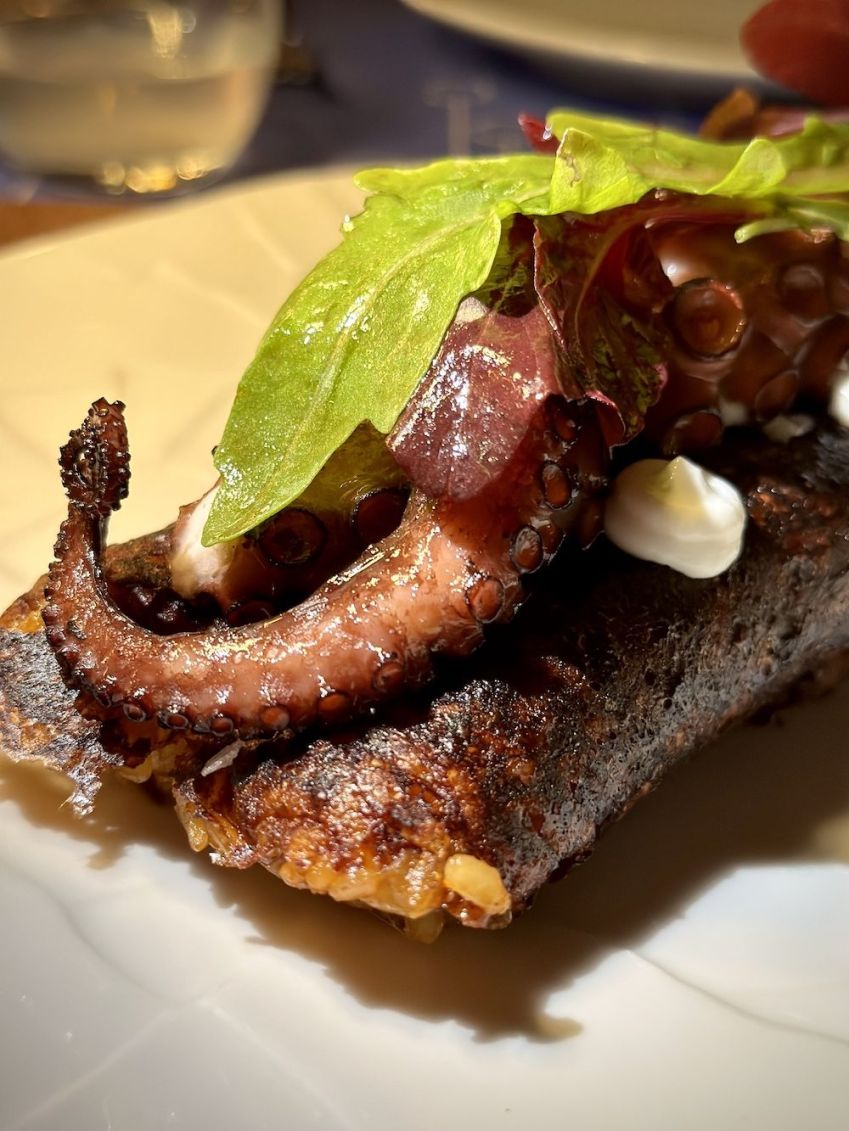 Arroz socarrat de pato com polvo grelhado e aioli / Tina Bini