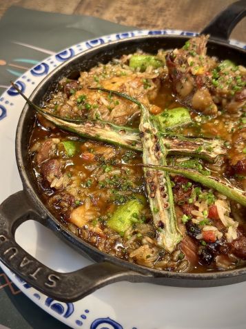 Arroz de galinhada com quiabo Dalva e Dito / Tina Bini