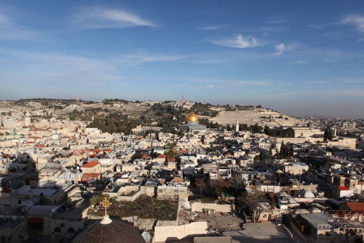 Jerusalém, em Israel, é sagrada para os cristãos, muçulmanos e judeus; Muro das Lamentações fica aberto para visitação 24 horas por dia e fica lotado em datas importantes ao judaísmo / Ministério do Turismo de Israel