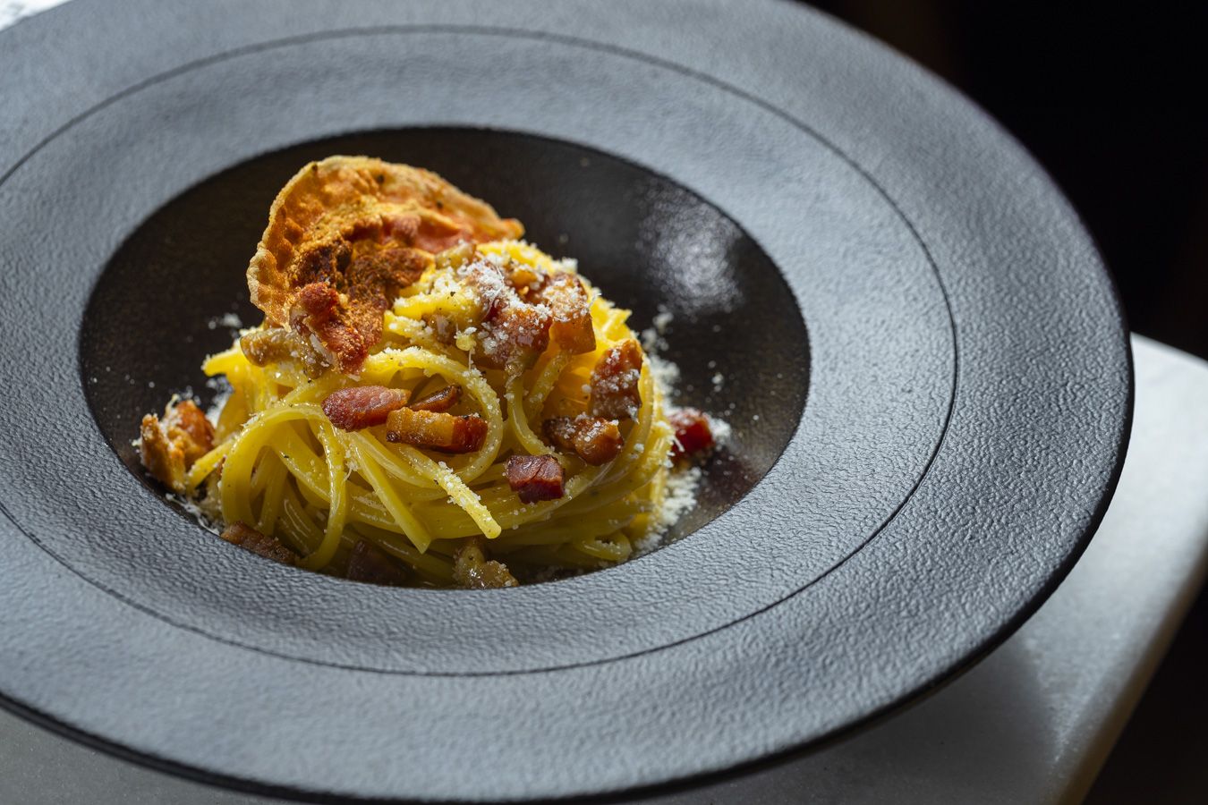 Spaghetti carbonara com crispy de guanciale / Neuton Araujo