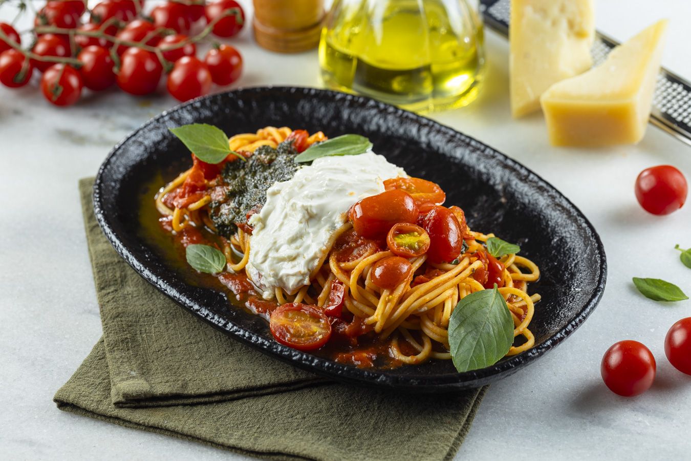 La Braciera_Spaghettone Bandiera com tomate, straciatella e pesto_Neuton Araujo