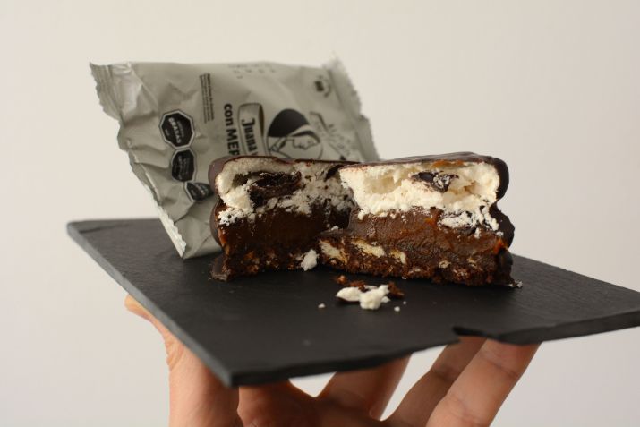 Versão do alfajor Juana La Loca Salsichón recheado com merengue / Giuliana Nogueira