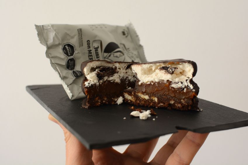 Versão do alfajor Juana La Loca Salsichón recheado com merengue / Giuliana Nogueira