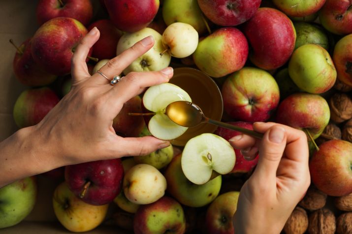 Alimentos doces ganham destaque na mesa de comemoração do Ano-Novo judaico; maçã com mel é um dos grandes símbolos da celebração / Unsplash