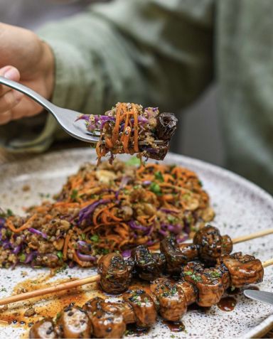 Espetinho de cogumelos com molho agridoce e quinoa do Naturalie / Reprodução/Instagram
