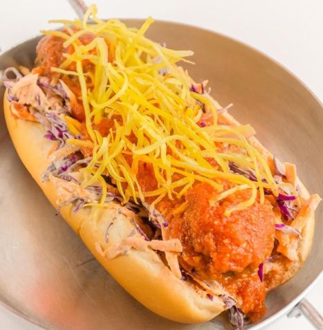 Cachorro-quente no La Chicas ganha suas diversas versões, entre elas a 'Not dog', com almôndega de soja orgânica / Reprodução Instagram