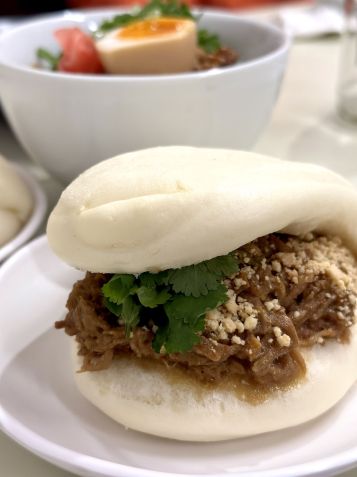 Bao de porco desfiado / Tina Bini